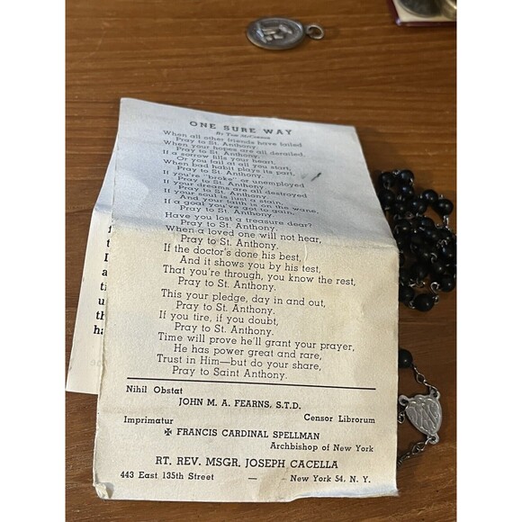 ASSORTED VINTAGE CHRISTIAN MEDALLIONS, CROSSES KEY CHAINS BROCHURES ESTATE - Picture 4 of 12